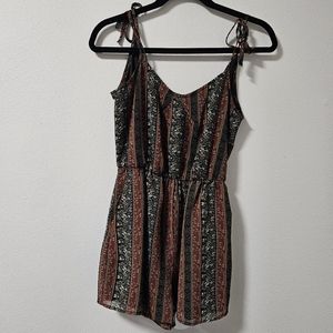 $5 WHEN BUNDLED 🍇 BCBGMAXAZRIA EUC Romper